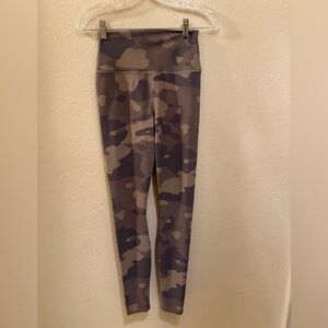 ALO YOGA Putty Camo High Rise Vapor Leggings SIZE SMALL NEW without tags.